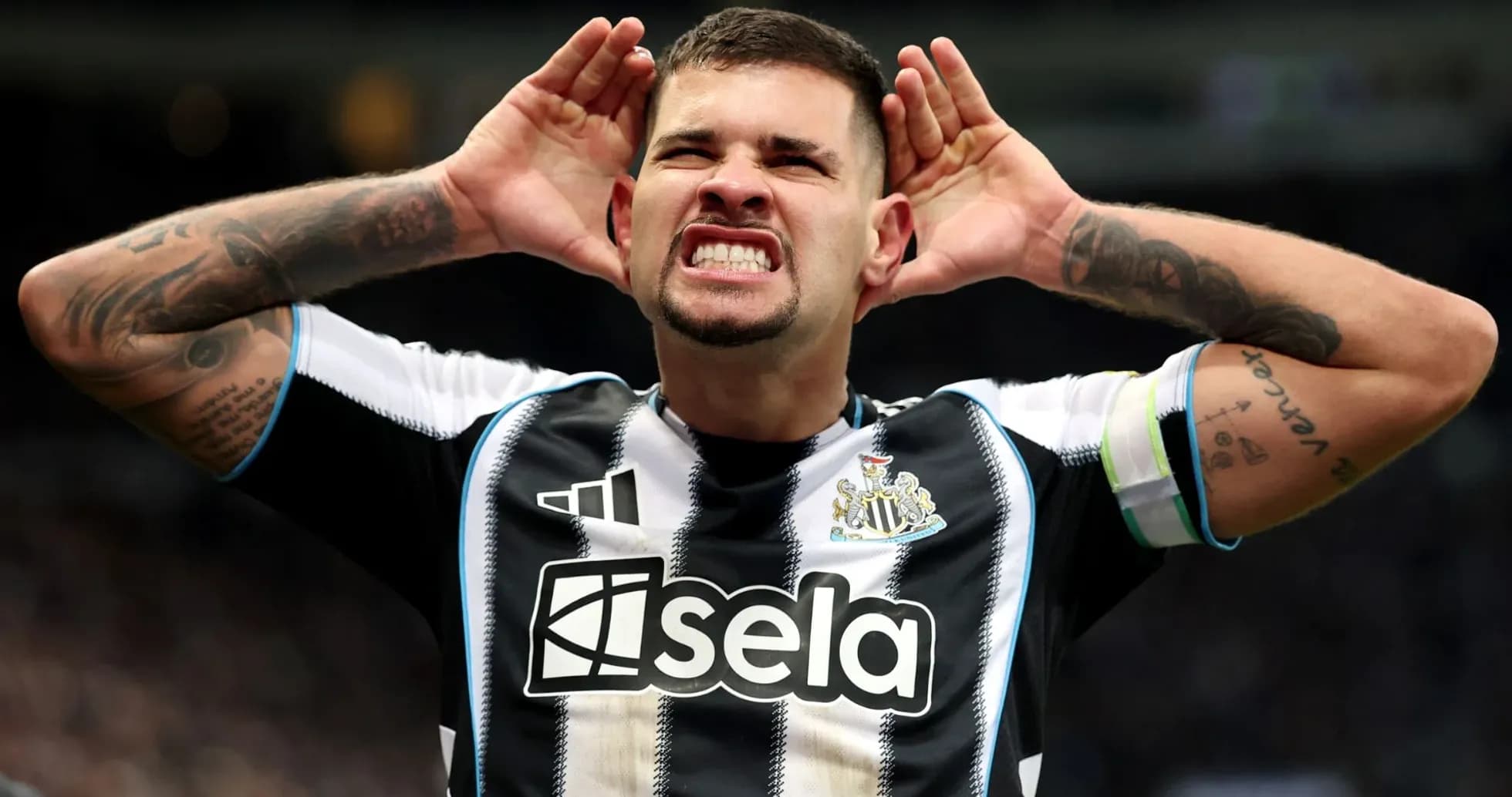 Игрок Newcastle United реагирует на трибуну во время матча Игрок Newcastle United реагирует на трибуну во время матча