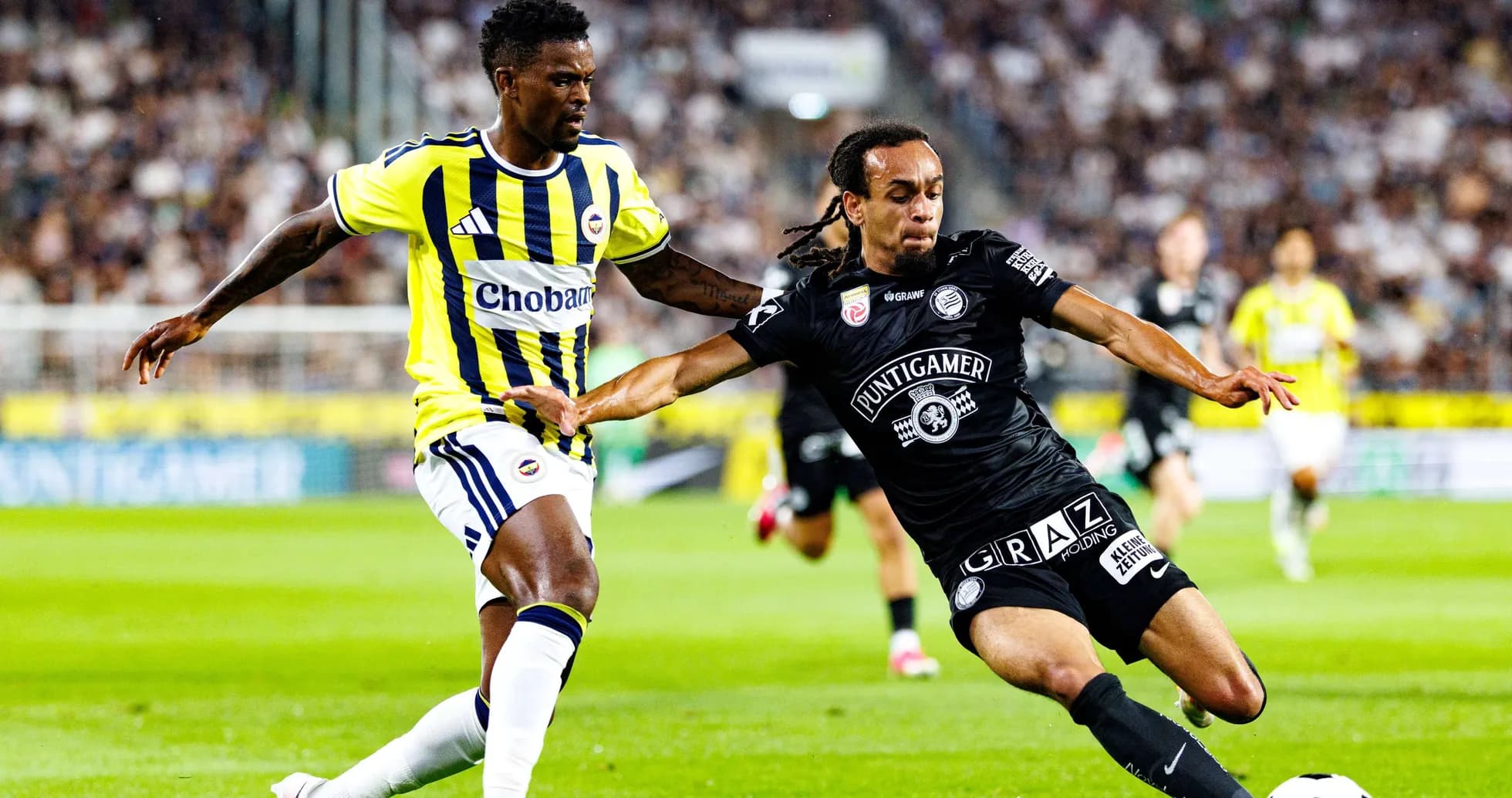 Игроки Sturm Graz и Fenerbahçe на поле Игроки Sturm Graz и Fenerbahçe на поле