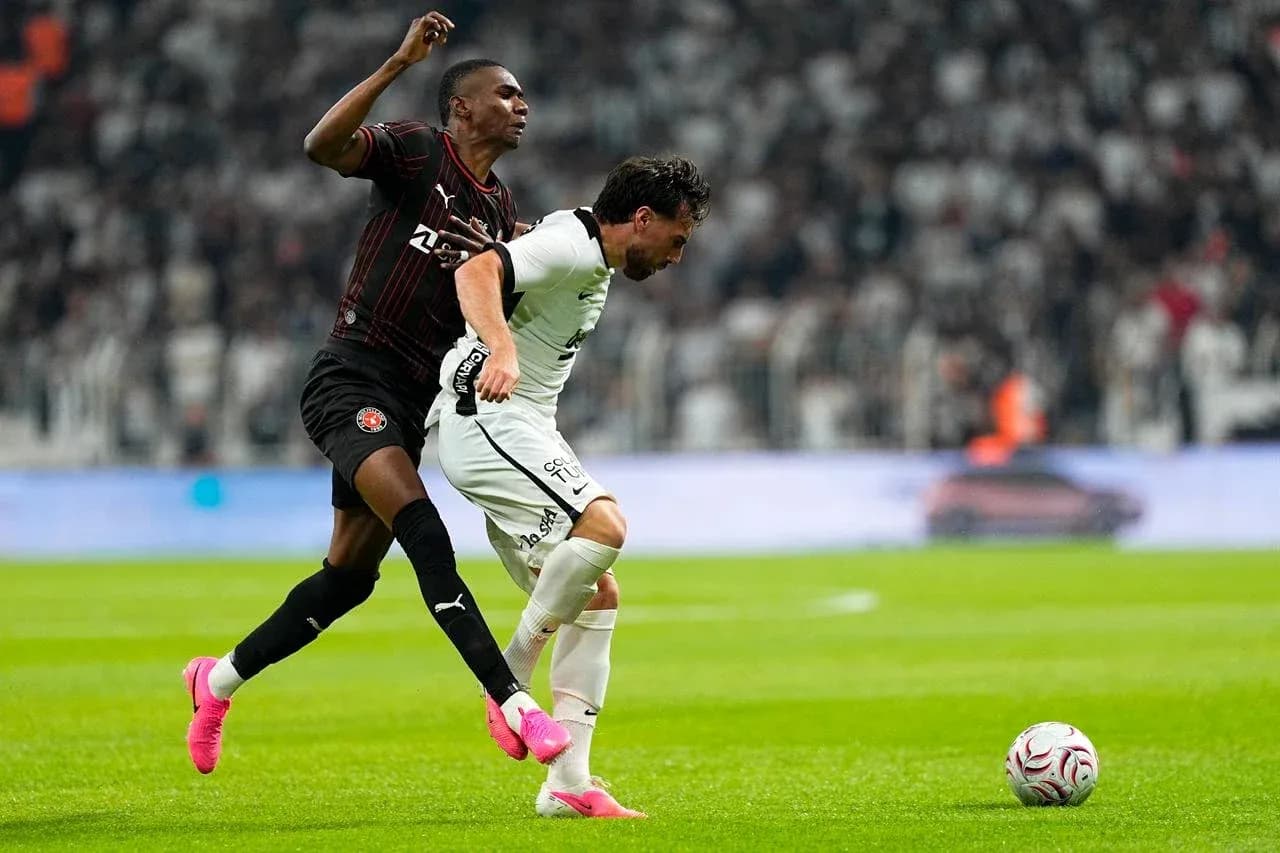 Игроки FC Midtjylland и Beşiktaş в борьбе за мяч Игроки FC Midtjylland и Beşiktaş в борьбе за мяч