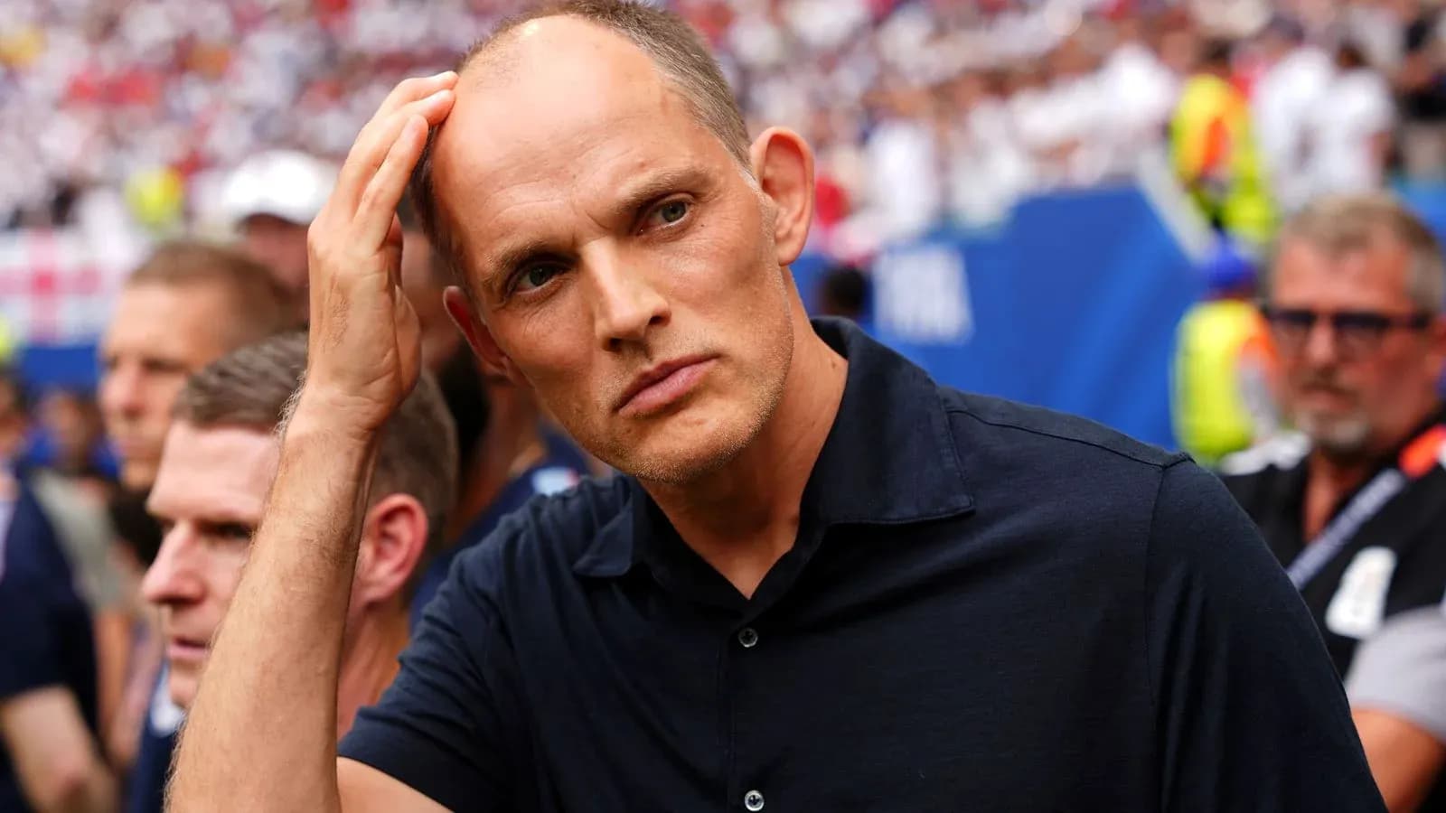Тренер на стадионе во время матча Тренер на стадионе во время матча