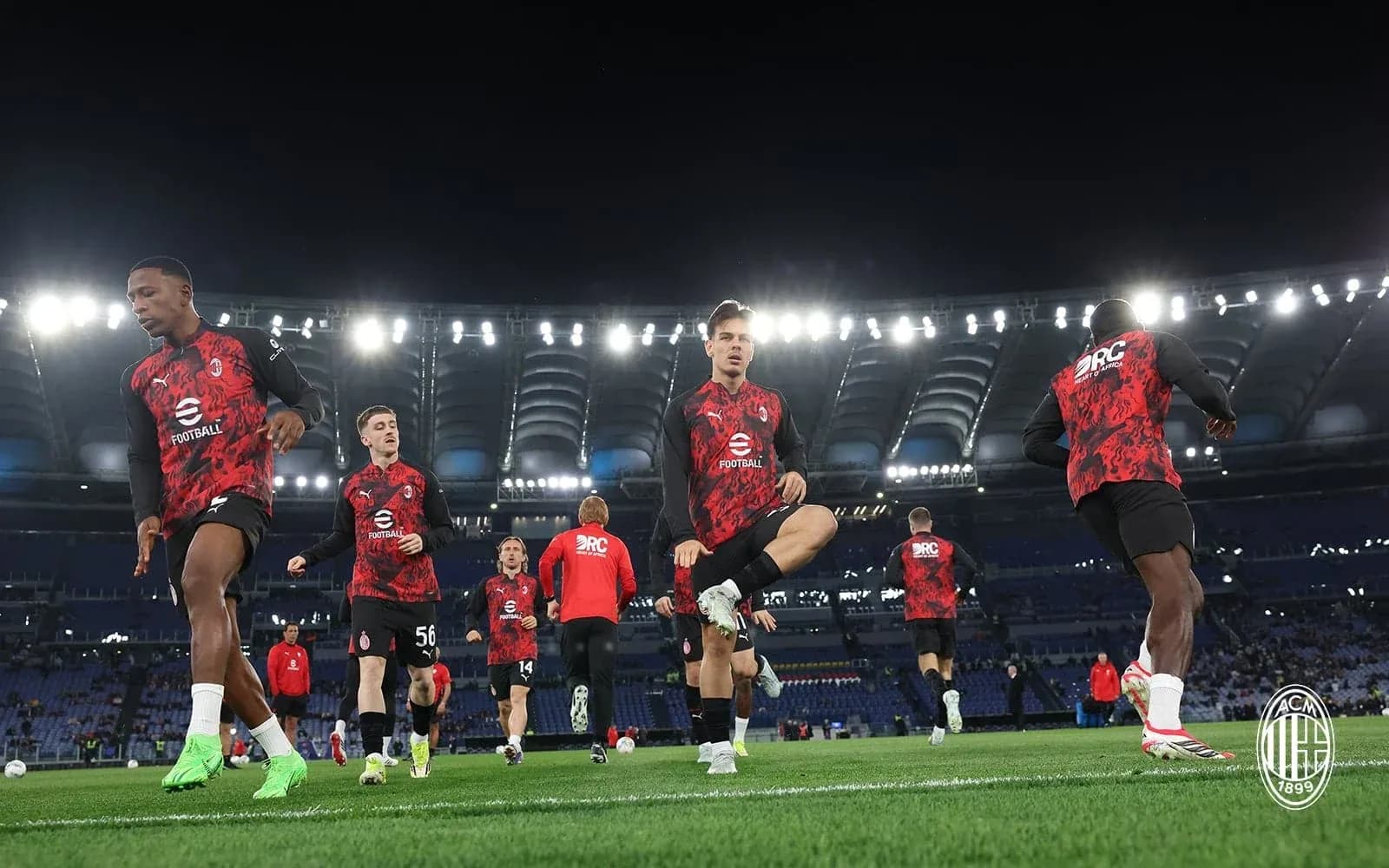 Игроки AC Milan разминка перед матчем Игроки AC Milan разминка перед матчем
