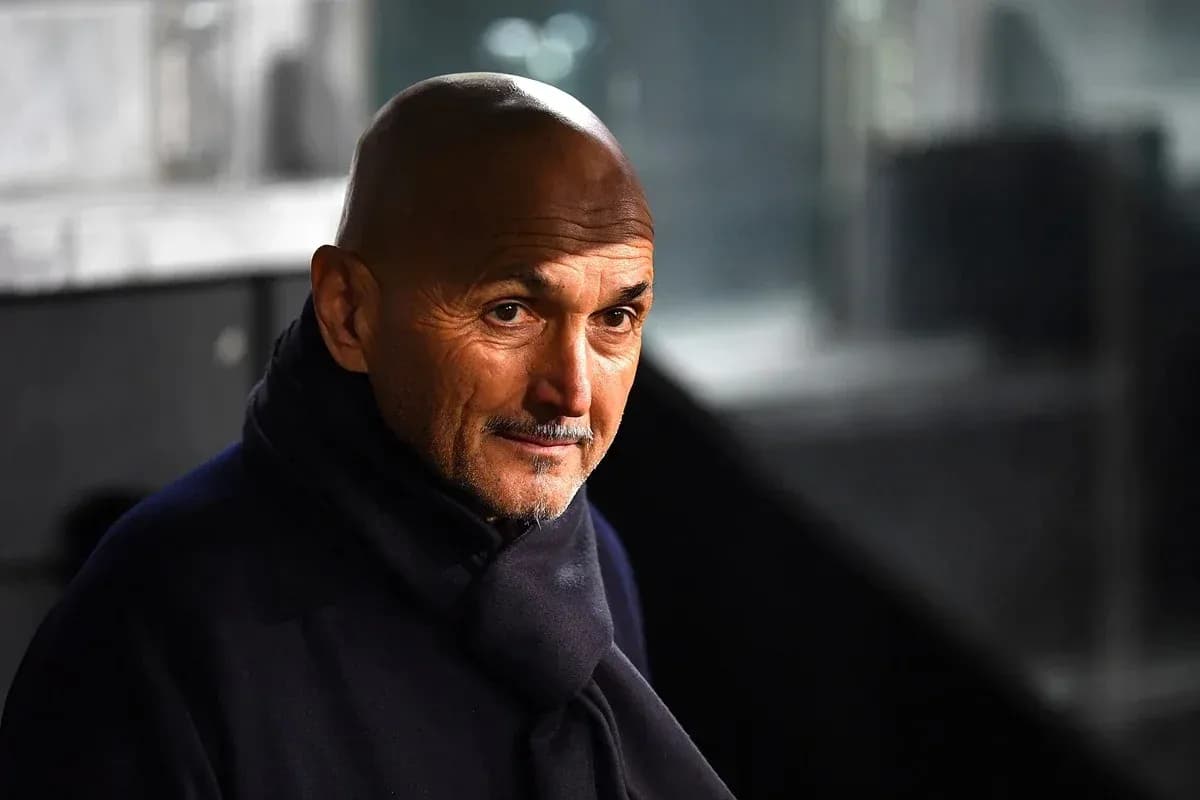 Тренер на стадионе перед матчем Тренер на стадионе перед матчем