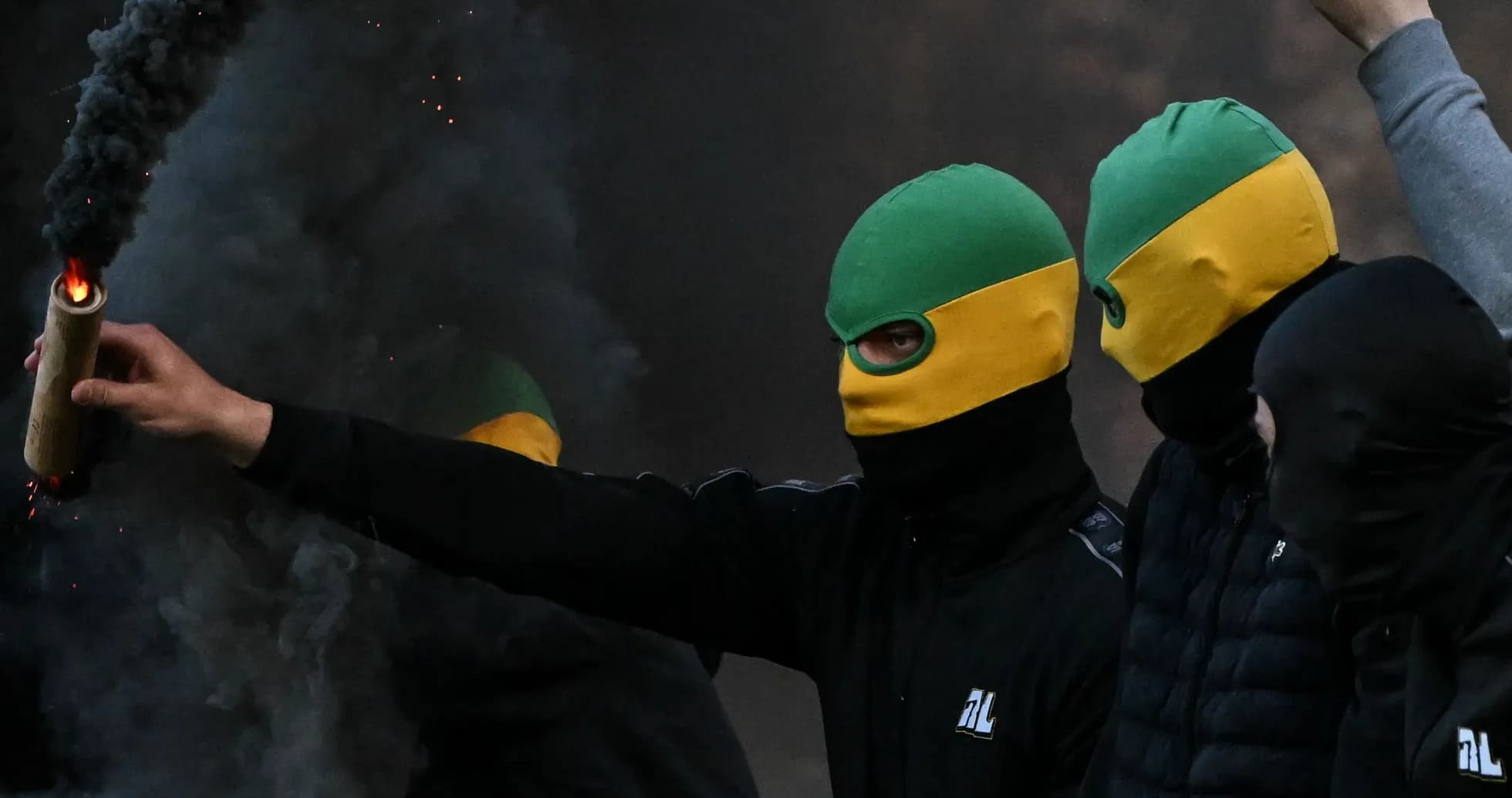Группа людей с фаером в дыму Группа людей с фаером в дыму