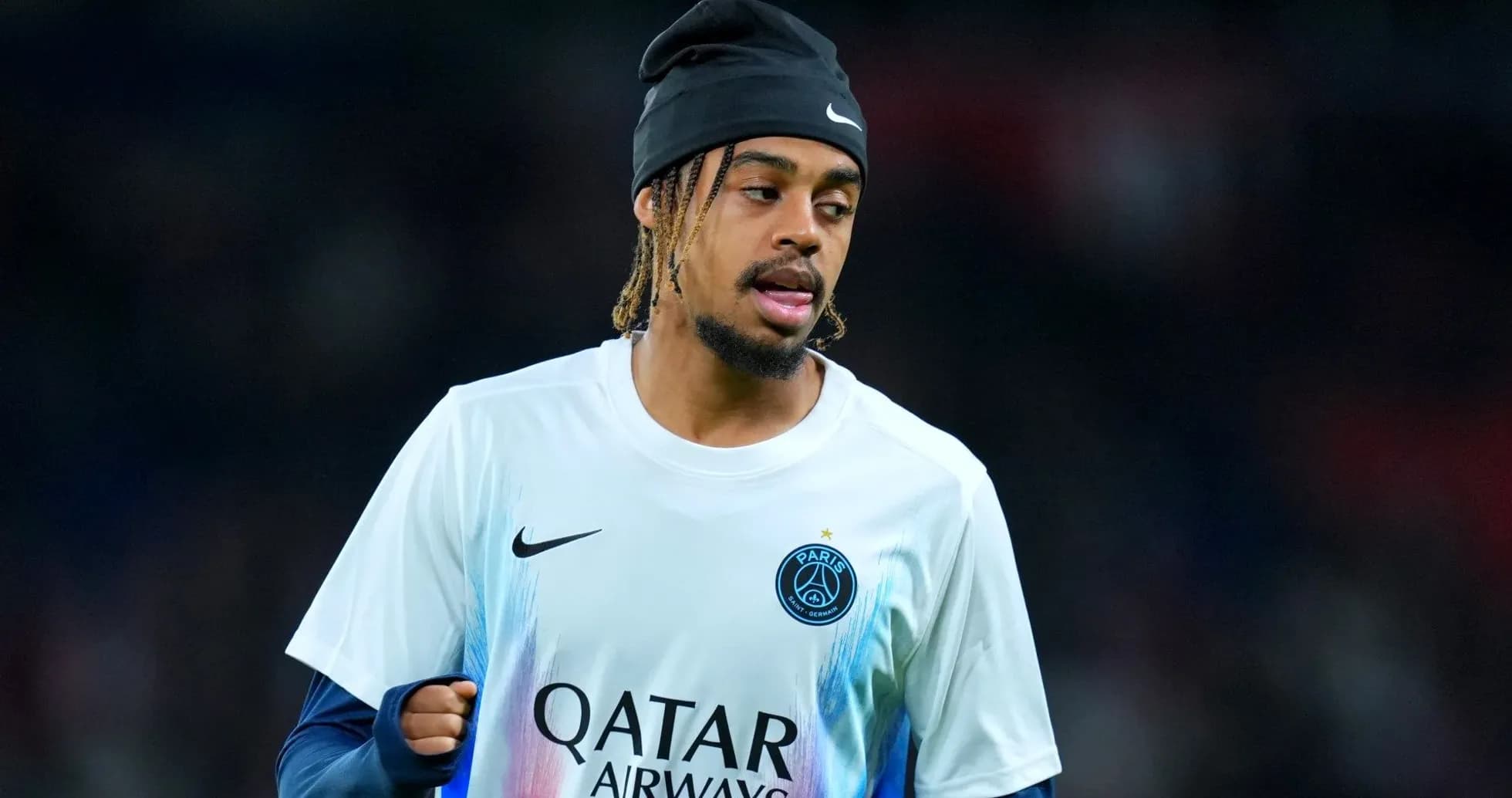 Игрок PSG в тренировочной форме перед матчем Игрок PSG в тренировочной форме перед матчем
