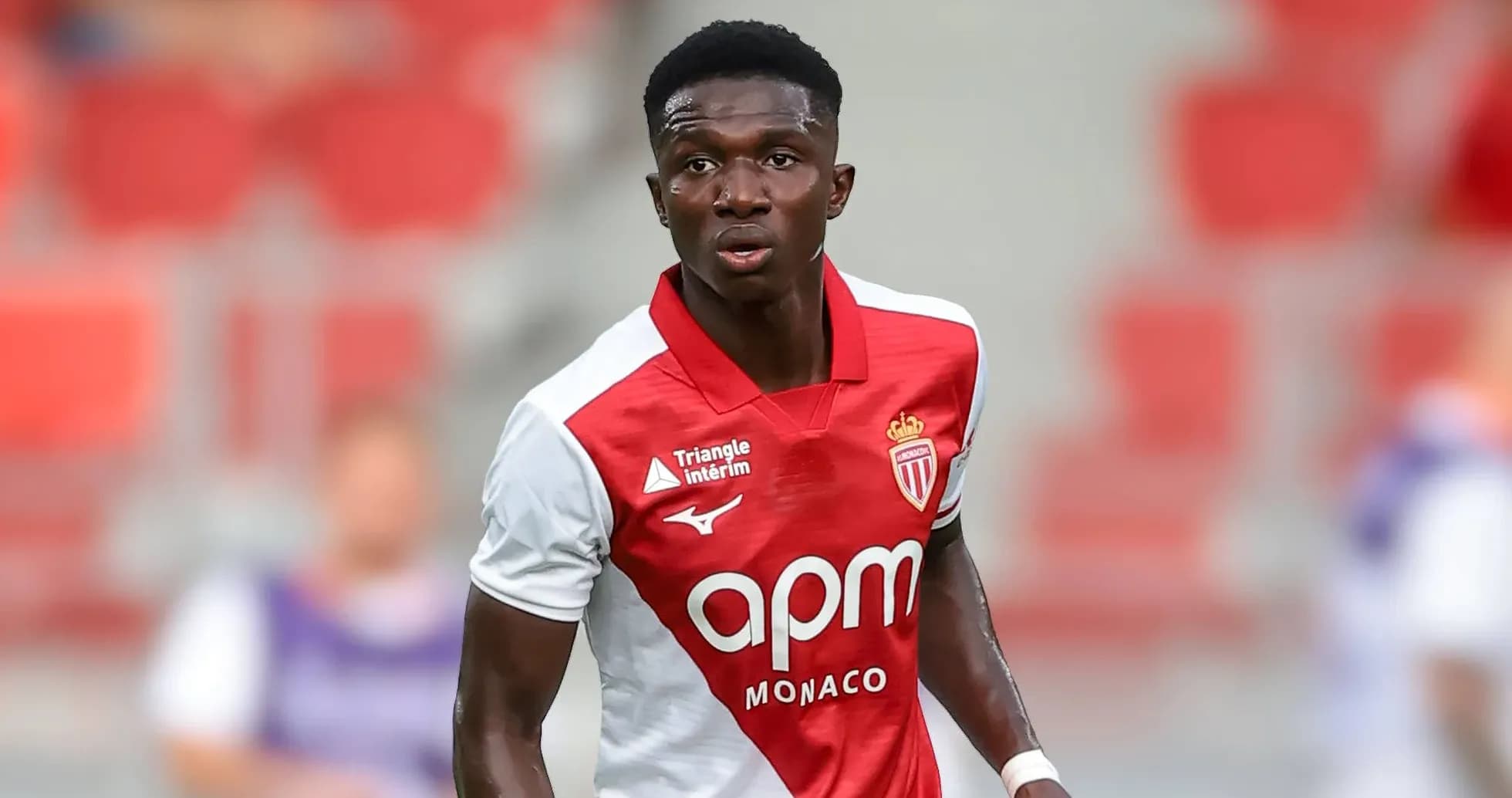 Игрок AS Monaco в форме на поле Игрок AS Monaco в форме на поле