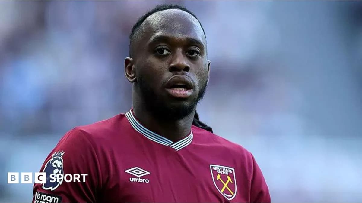 Игрок West Ham United на поле во время матча Игрок West Ham United на поле во время матча