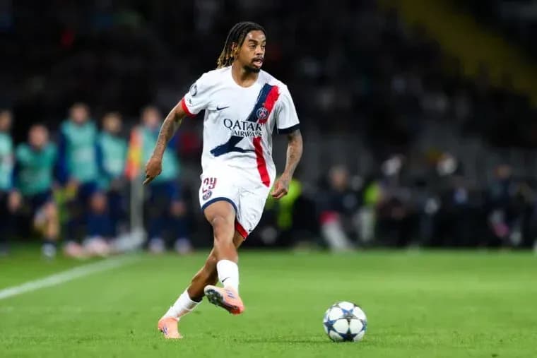 Игрок PSG с мячом на поле во время матча Игрок PSG с мячом на поле во время матча