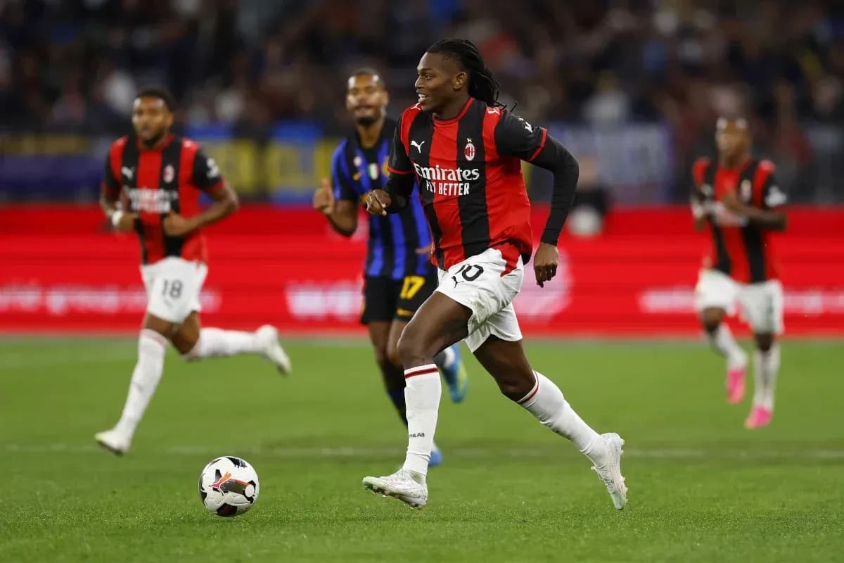 Игроки AC Milan бегут за мячом на поле Игроки AC Milan бегут за мячом на поле