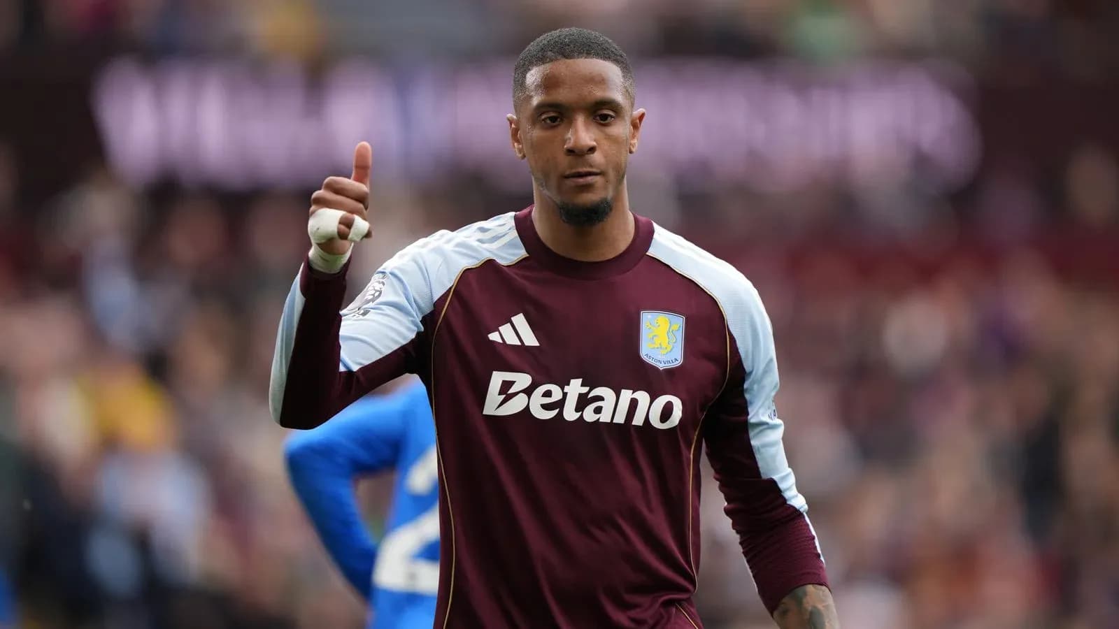 Вратарь Aston Villa поднимает большой палец Вратарь Aston Villa поднимает большой палец