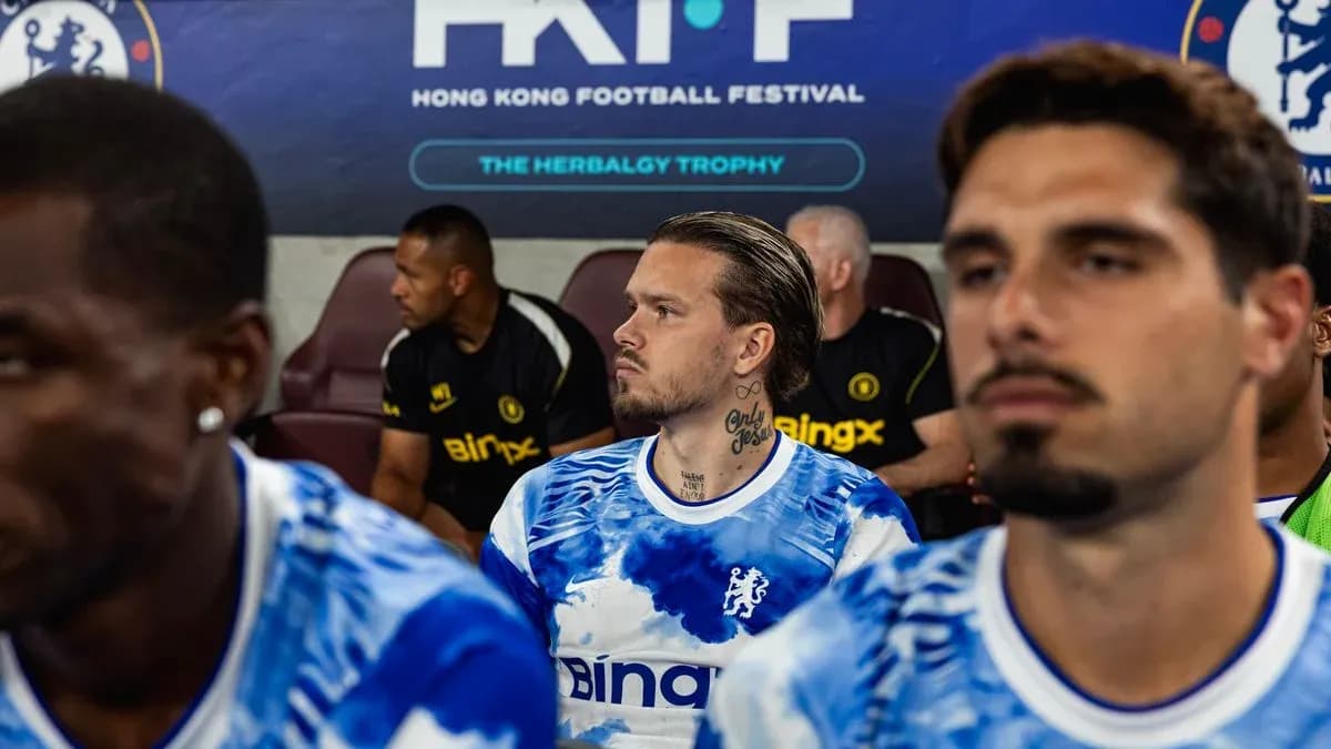 Игроки Chelsea на скамейке запасных перед матчем Игроки Chelsea на скамейке запасных перед матчем