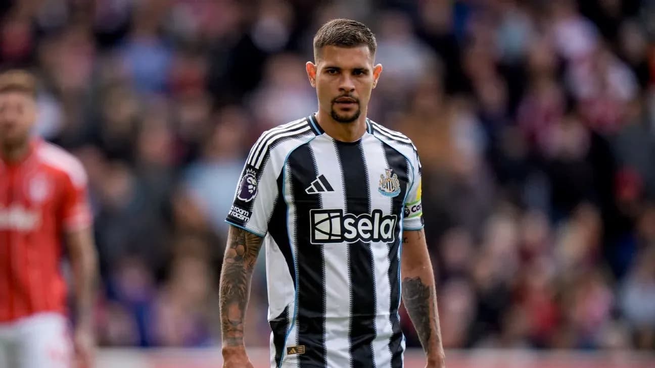 Игрок Newcastle в форме с черными и белыми полосами Игрок Newcastle в форме с черными и белыми полосами