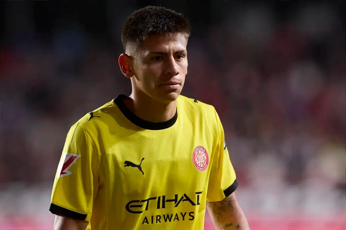 Игрок в желтой форме Girona FC на стадионе Игрок в желтой форме Girona FC на стадионе