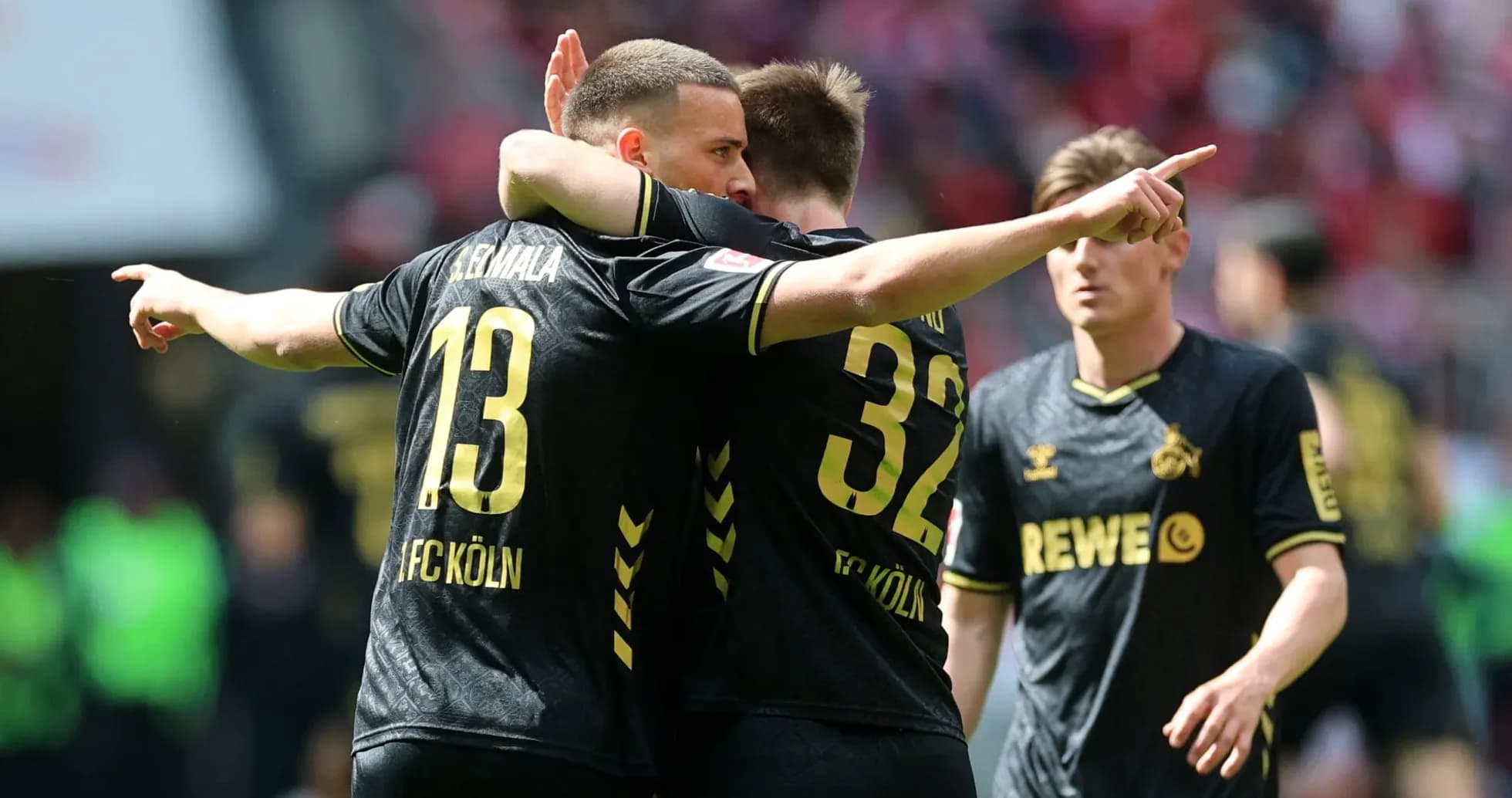 Игроки FC Köln отмечают гол на поле Игроки FC Köln отмечают гол на поле