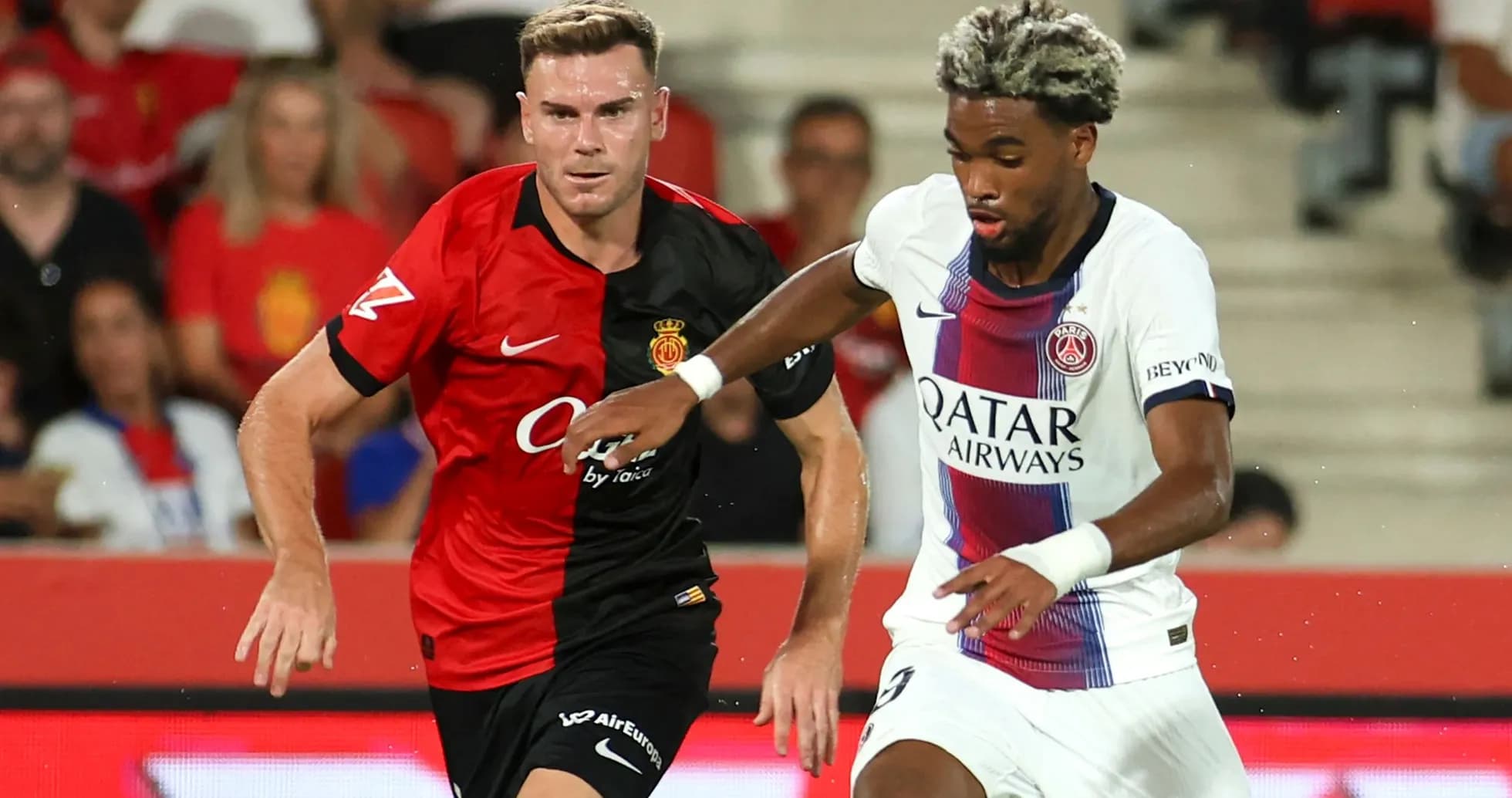 Игроки Mallorca и PSG борются за мяч Игроки Mallorca и PSG борются за мяч