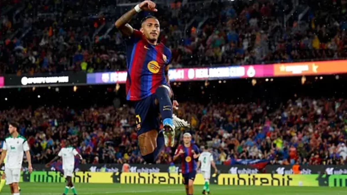 Игрок FC Barcelona празднует гол на стадионе Игрок FC Barcelona празднует гол на стадионе
