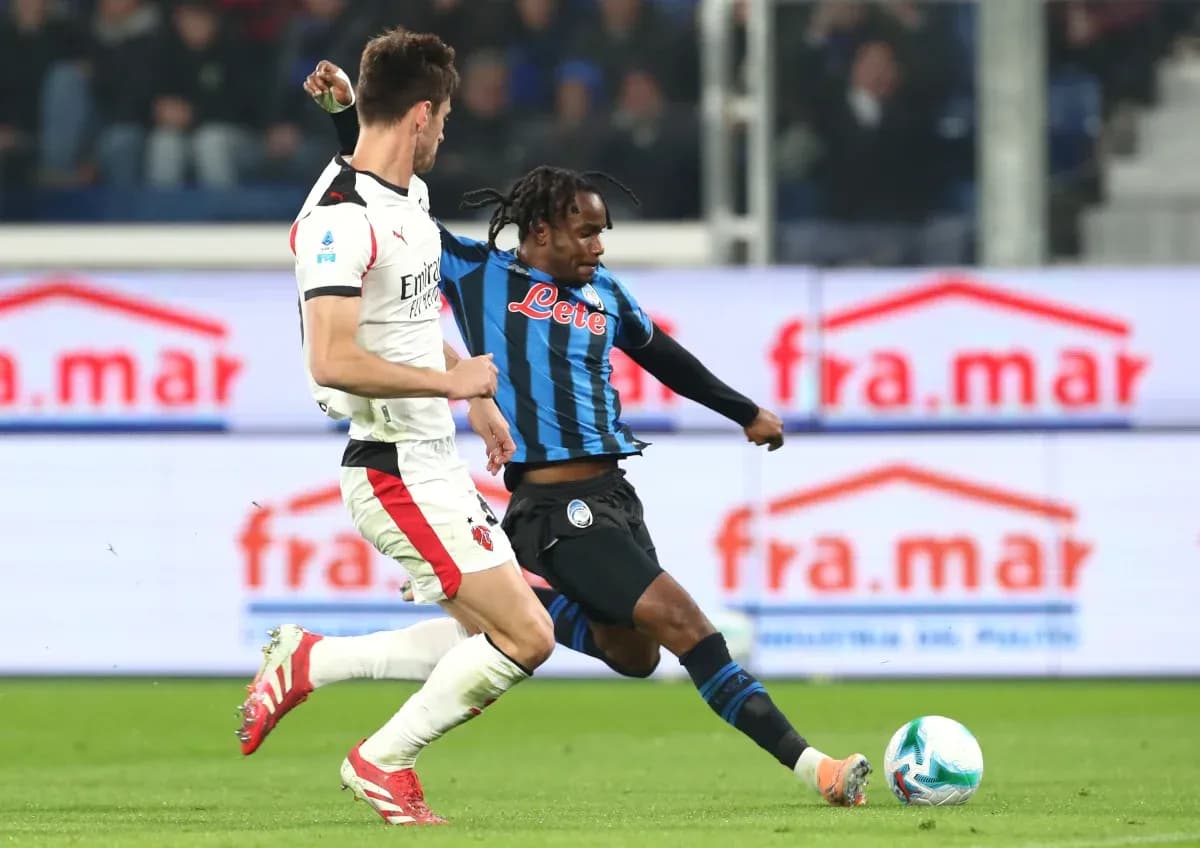 Игроки AC Milan и Atalanta в борьбе за мяч Игроки AC Milan и Atalanta в борьбе за мяч