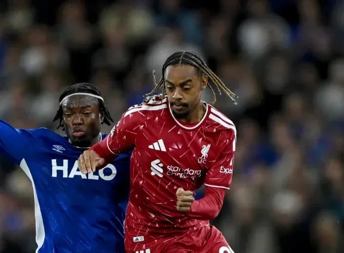 Игроки Ливерпуля и Эвертона в борьбе за мяч Игроки Ливерпуля и Эвертона в борьбе за мяч