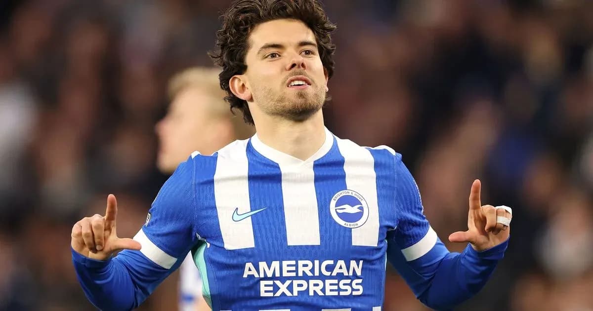 Игрок Brighton & Hove Albion празднует гол Игрок Brighton & Hove Albion празднует гол