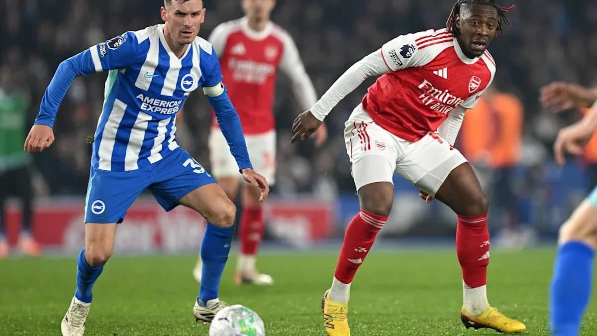 Игроки Brighton и Arsenal борются за мяч Игроки Brighton и Arsenal борются за мяч