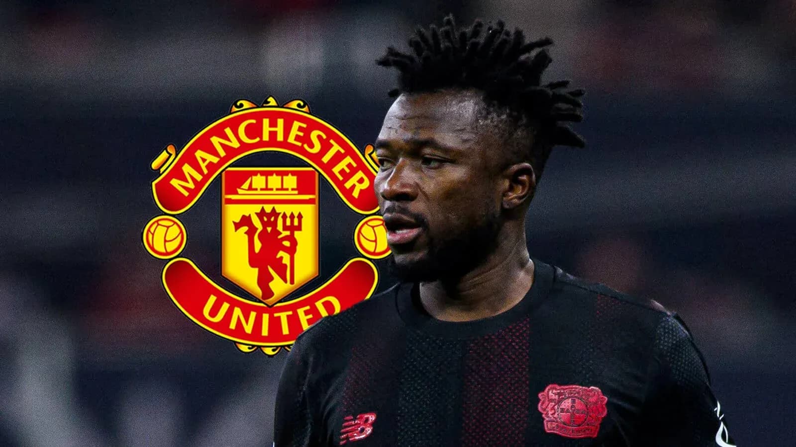 Игрок в черной форме на фоне логотипа Manchester United Игрок в черной форме на фоне логотипа Manchester United