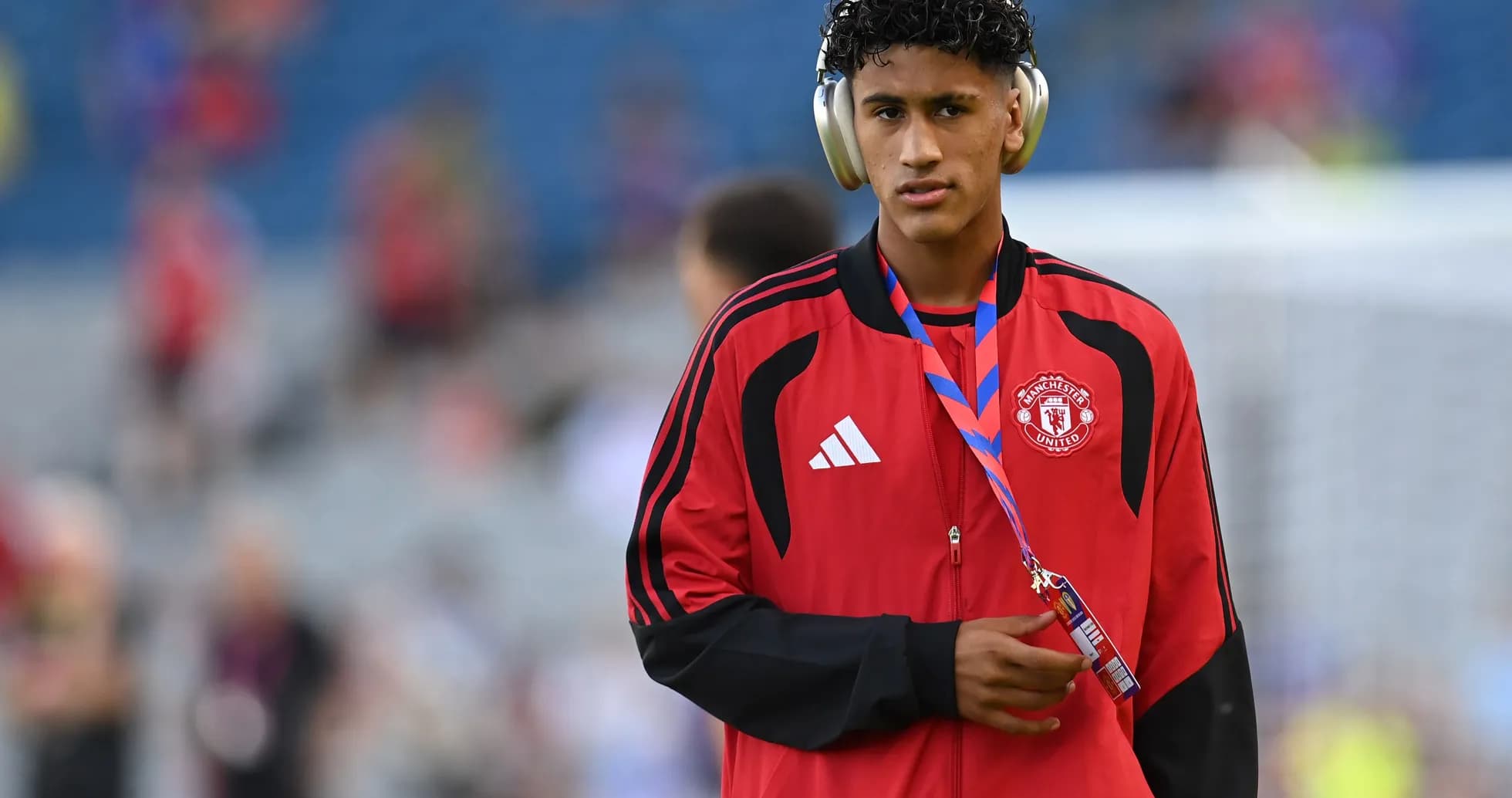Игрок Manchester United в красной куртке на стадионе Игрок Manchester United в красной куртке на стадионе