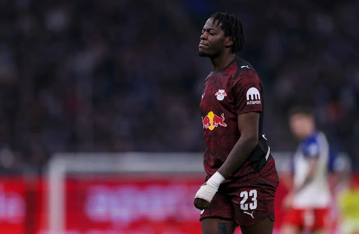 Игрок RB Leipzig на поле во время матча Игрок RB Leipzig на поле во время матча