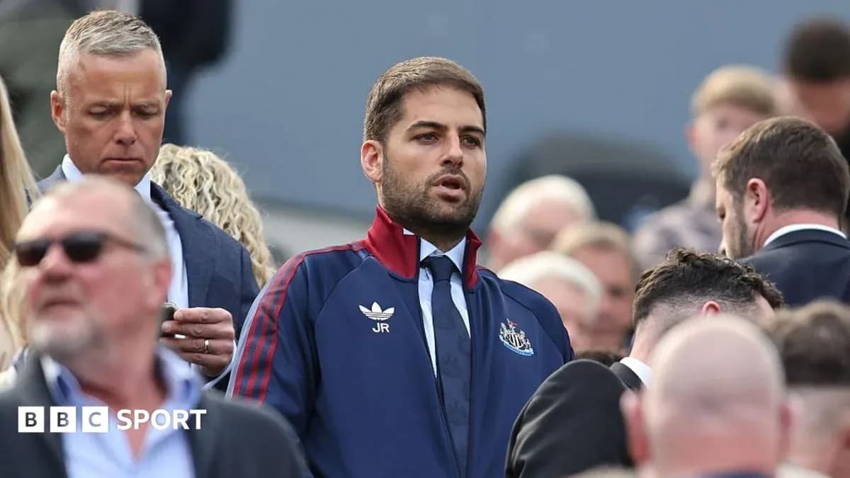 Человек в спортивной куртке Newcastle среди зрителей Человек в спортивной куртке Newcastle среди зрителей