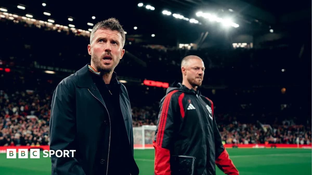 Тренеры команды на стадионе перед матчем Тренеры команды на стадионе перед матчем