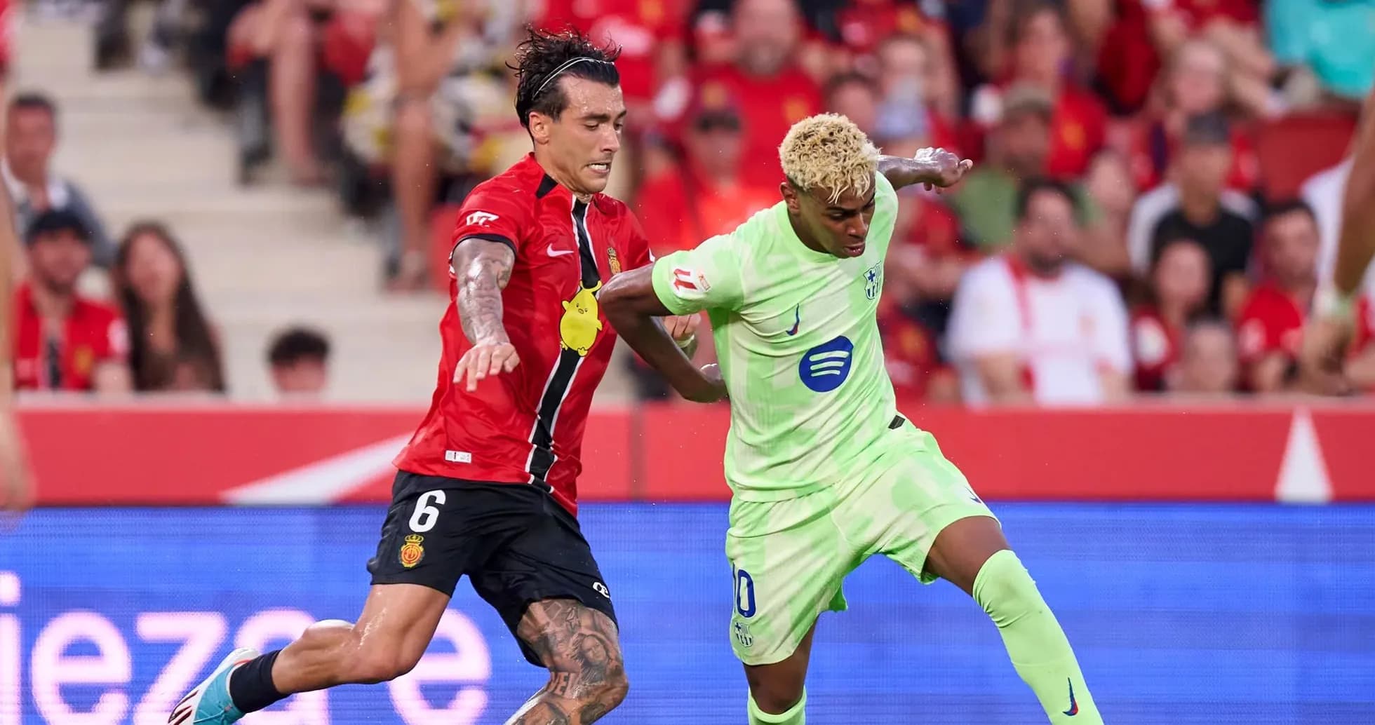 Игроки Mallorca и Villarreal в борьбе за мяч Игроки Mallorca и Villarreal в борьбе за мяч