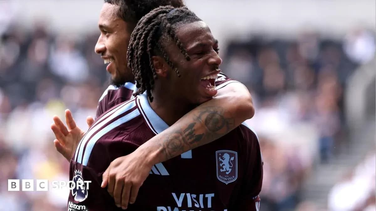 Игроки Aston Villa празднуют гол на поле Игроки Aston Villa празднуют гол на поле