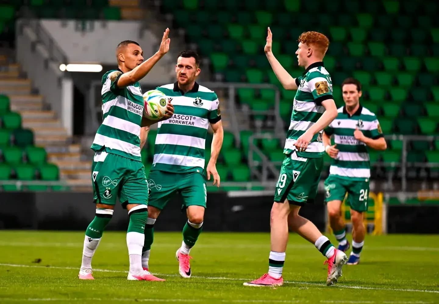 Игроки Shamrock Rovers празднуют гол Игроки Shamrock Rovers празднуют гол