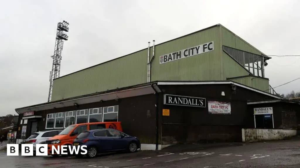 Стадион Bath City FC с парковкой и зданиями Стадион Bath City FC с парковкой и зданиями