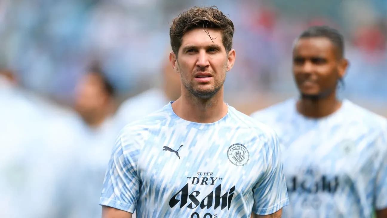 Игрок в форме Manchester City на тренировочном поле Игрок в форме Manchester City на тренировочном поле