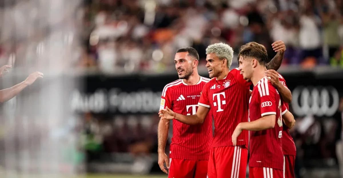 Игроки Bayern Munich празднуют забитый гол Игроки Bayern Munich празднуют забитый гол