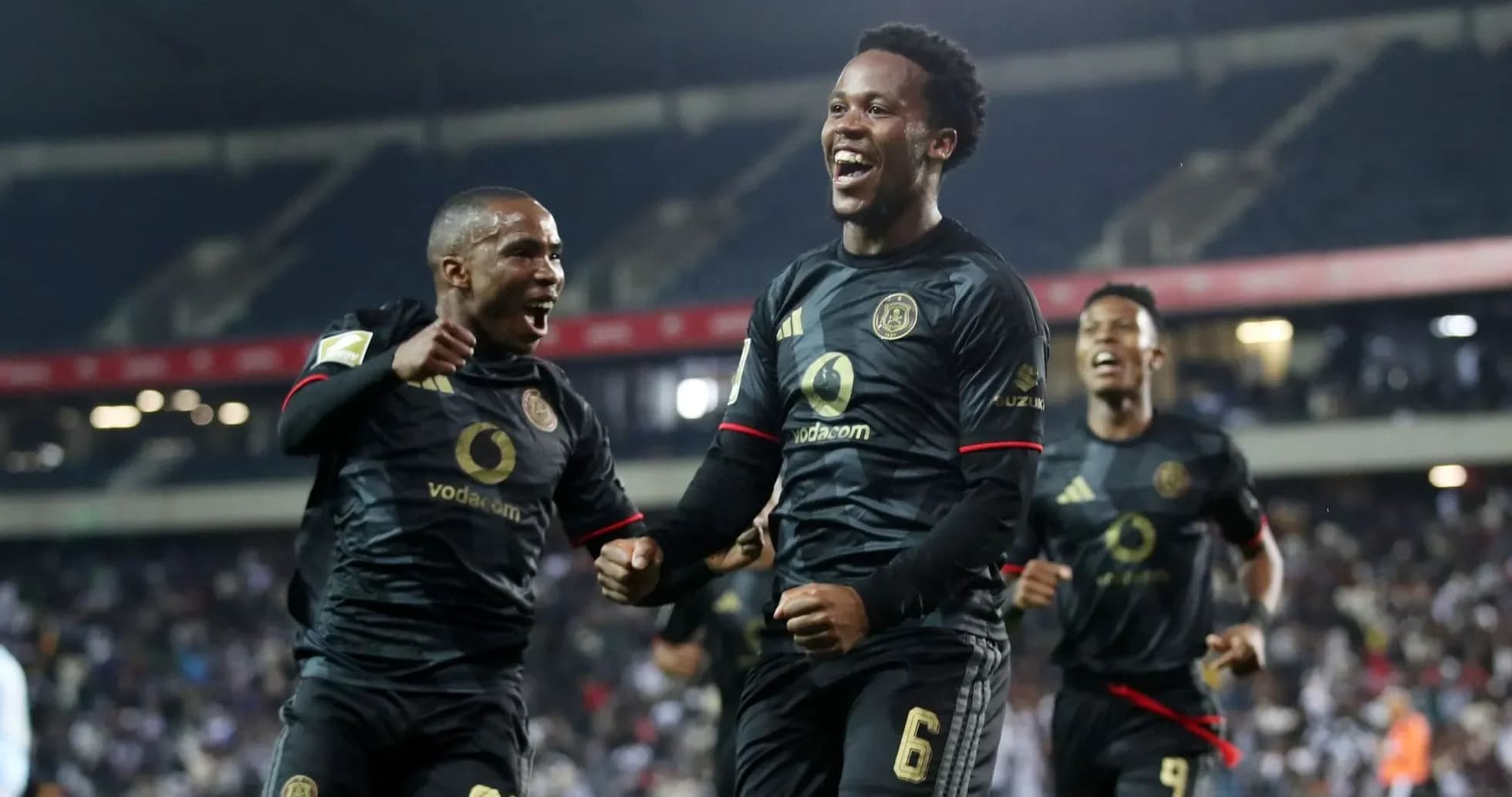 Игроки Orlando Pirates празднуют гол на стадионе Игроки Orlando Pirates празднуют гол на стадионе