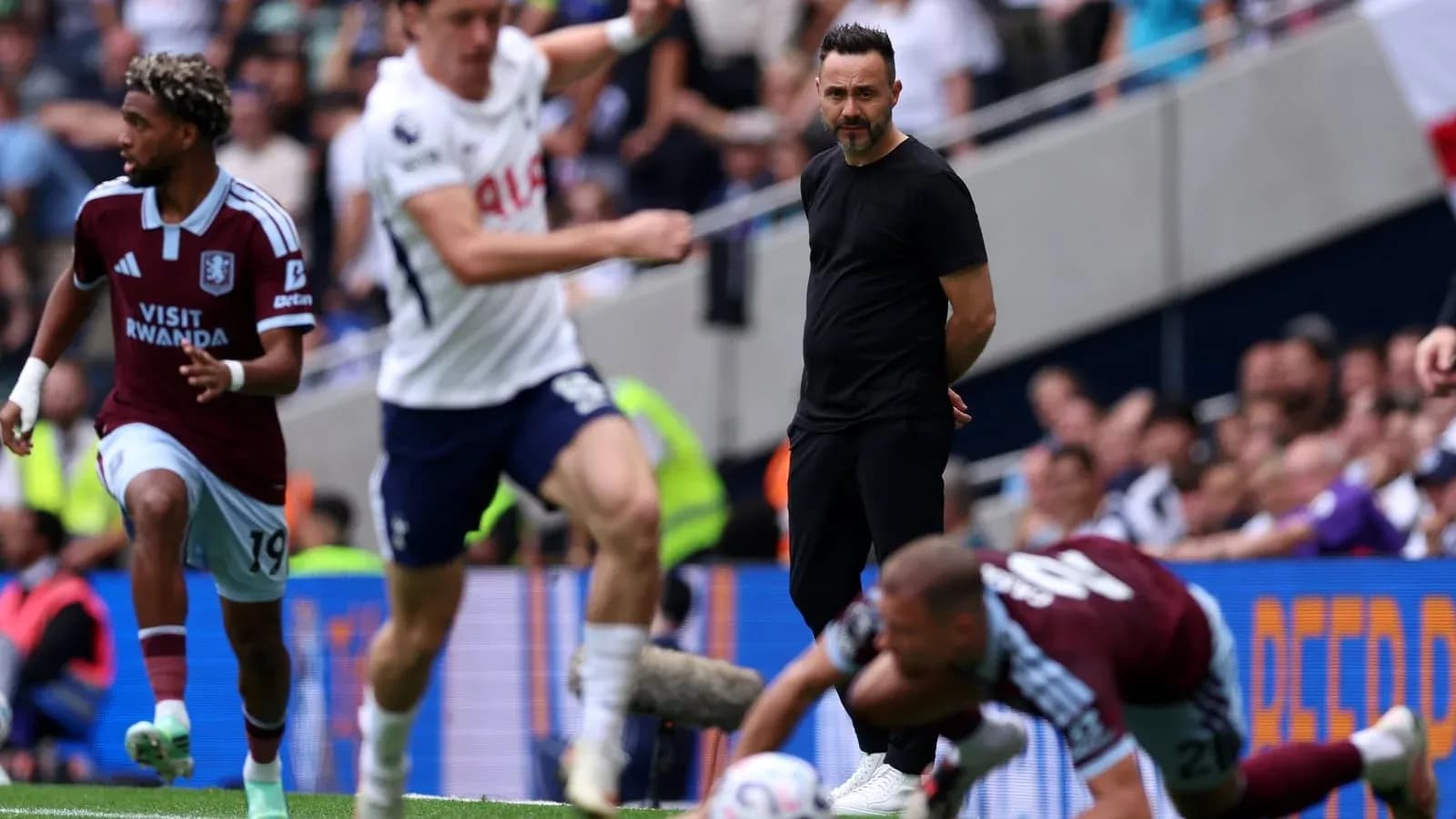 Игроки Aston Villa и Tottenham на поле матча Игроки Aston Villa и Tottenham на поле матча