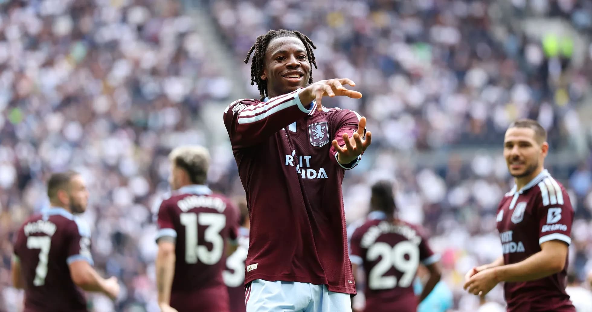 Игроки Aston Villa празднуют на поле стадиона Игроки Aston Villa празднуют на поле стадиона