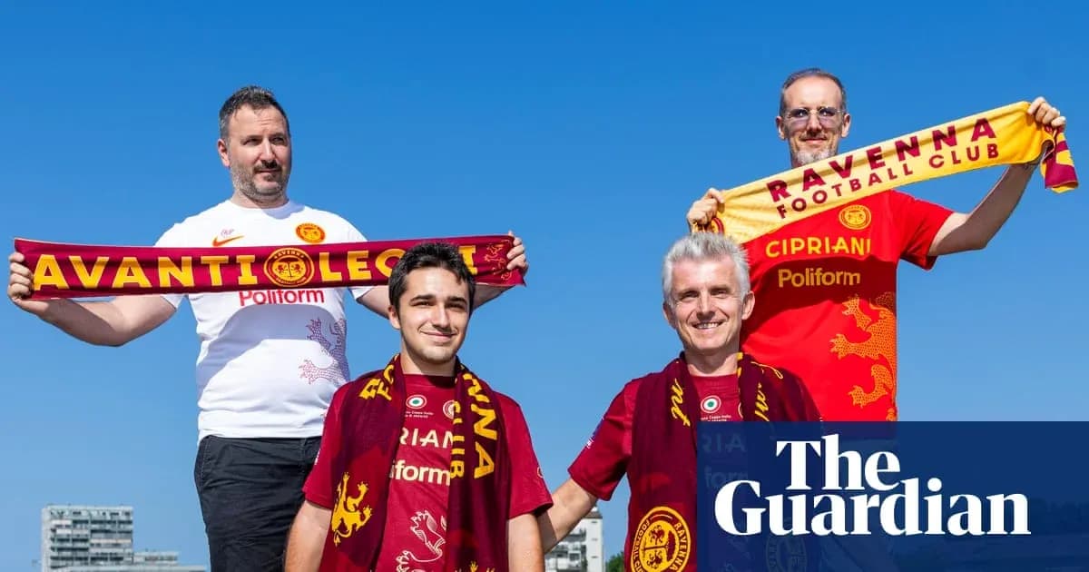 Четыре фаната с шарфами клуба Ravenna FC Четыре фаната с шарфами клуба Ravenna FC