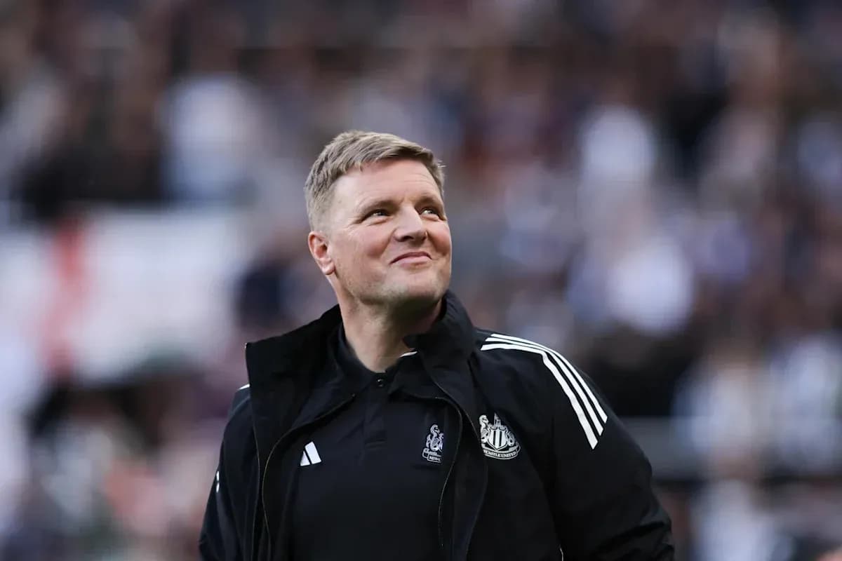 Тренер Newcastle United на поле во время матча Тренер Newcastle United на поле во время матча