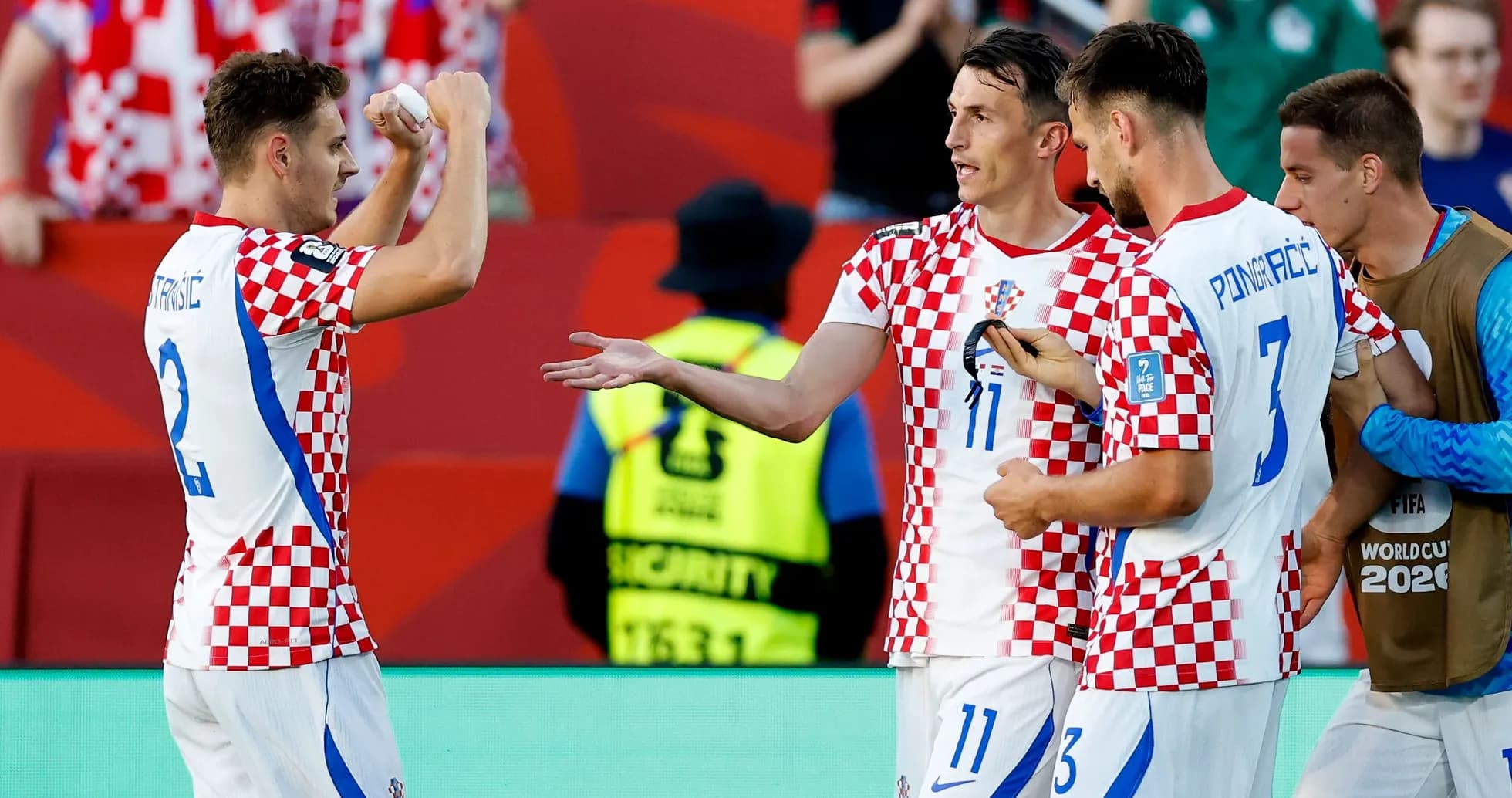 Игроки сборной Хорватии празднуют гол на стадионе Игроки сборной Хорватии празднуют гол на стадионе