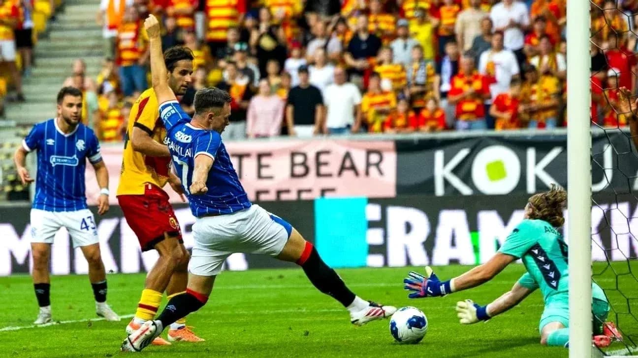 Игроки Jagiellonia и Saburtalo в борьбе за мяч Игроки Jagiellonia и Saburtalo в борьбе за мяч