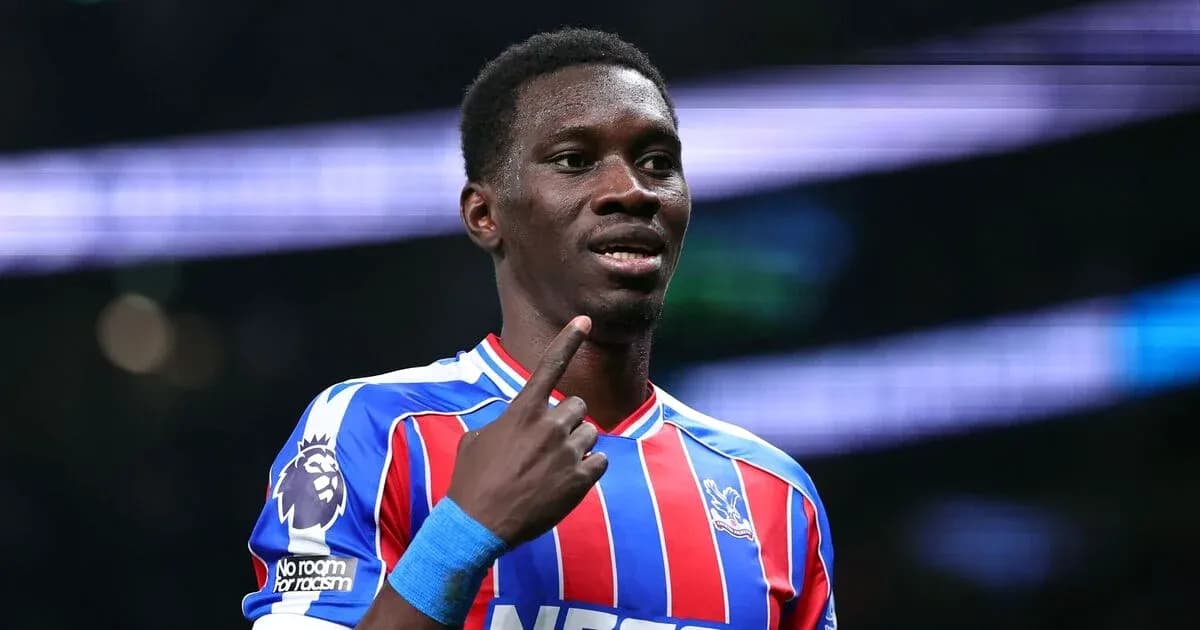 Игрок в форме Crystal Palace показывает жест Игрок в форме Crystal Palace показывает жест