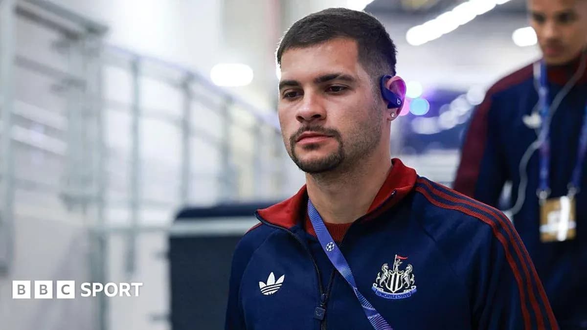 Игрок Newcastle United идет по коридору перед матчем Игрок Newcastle United идет по коридору перед матчем