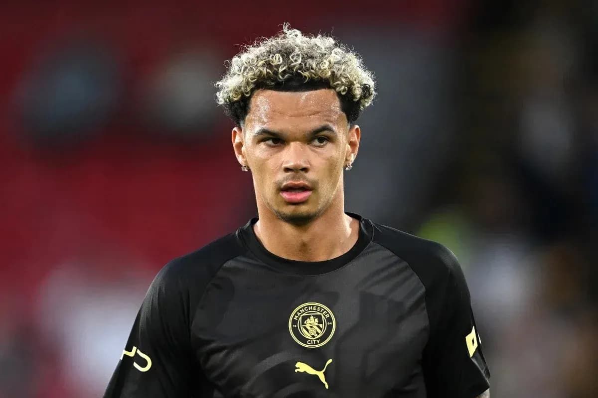 Игрок в черной форме Manchester City на поле Игрок в черной форме Manchester City на поле