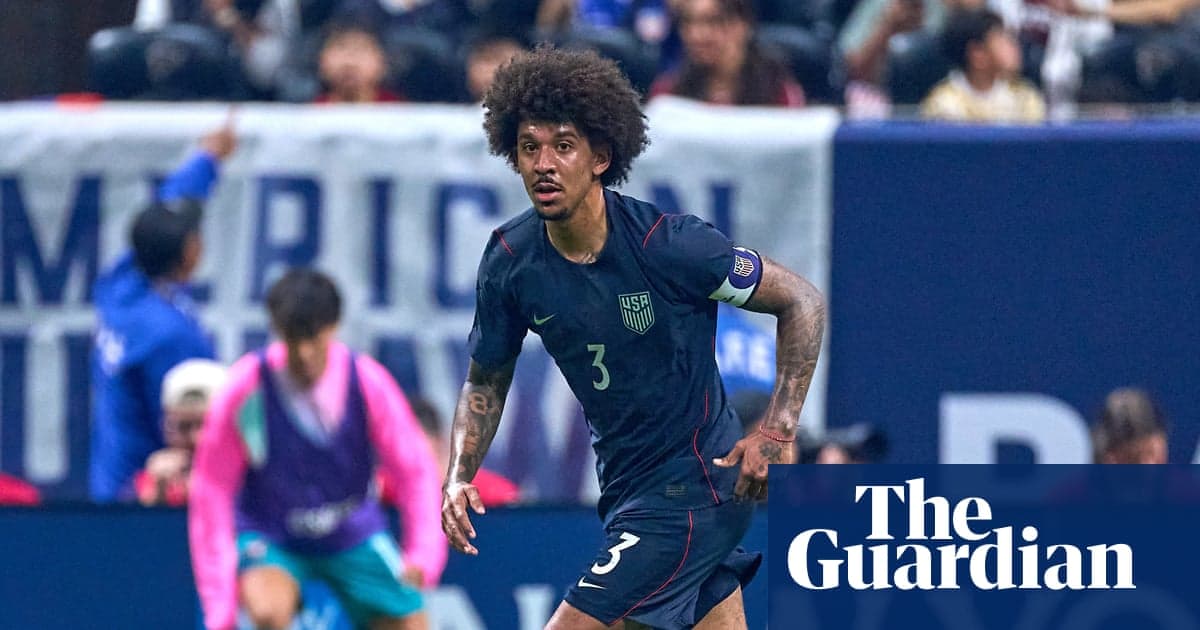Игрок США в форме с номером 3 на поле Игрок США в форме с номером 3 на поле