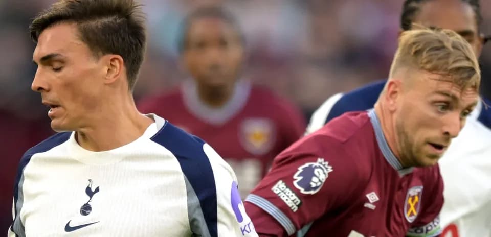 Игроки Tottenham и West Ham в борьбе за мяч Игроки Tottenham и West Ham в борьбе за мяч