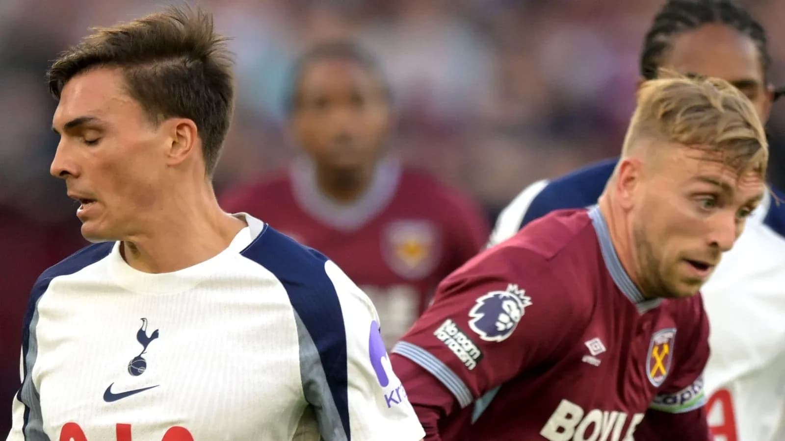 Игроки Tottenham и West Ham в борьбе за мяч Игроки Tottenham и West Ham в борьбе за мяч