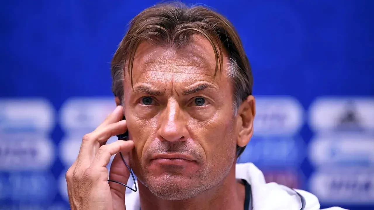 Тренер на пресс-конференции с микрофоном в ухе Тренер на пресс-конференции с микрофоном в ухе
