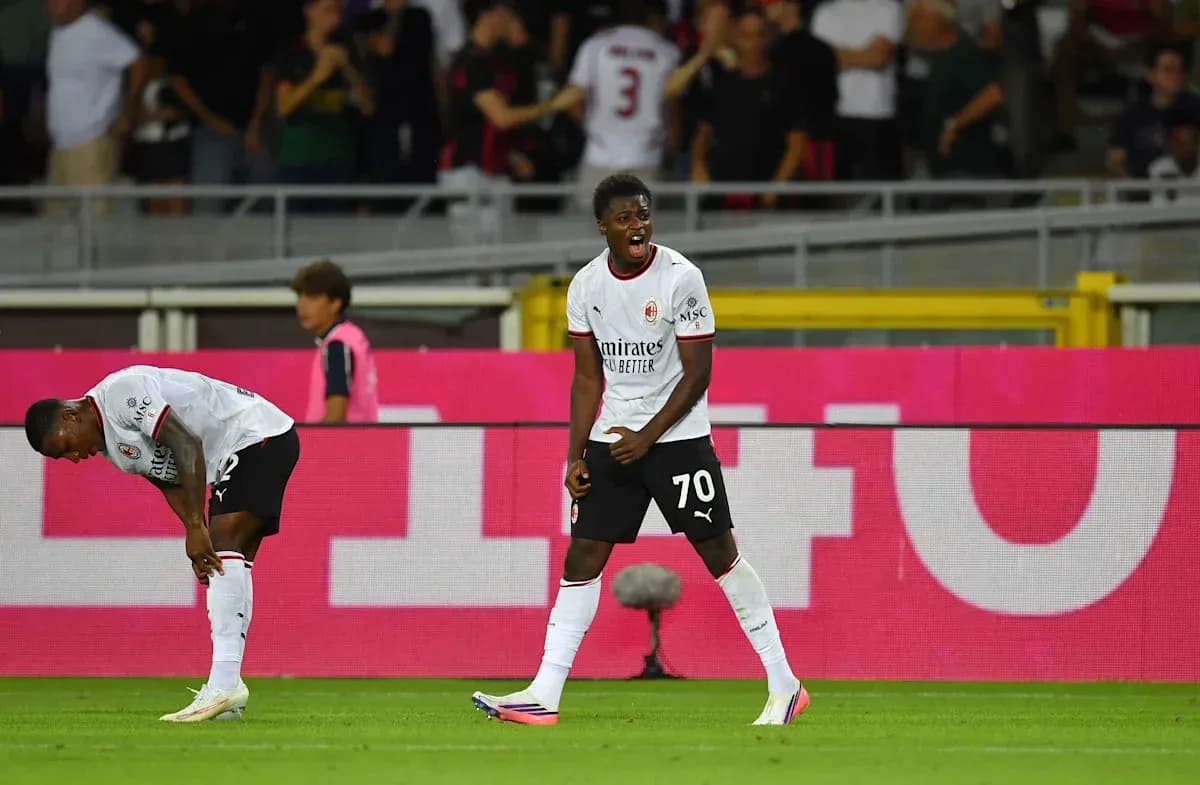 Игроки AC Milan на поле во время матча Игроки AC Milan на поле во время матча