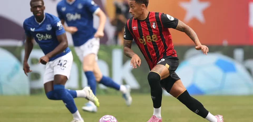 Игрок Bournemouth ведет мяч, соперник сзади Игрок Bournemouth ведет мяч, соперник сзади